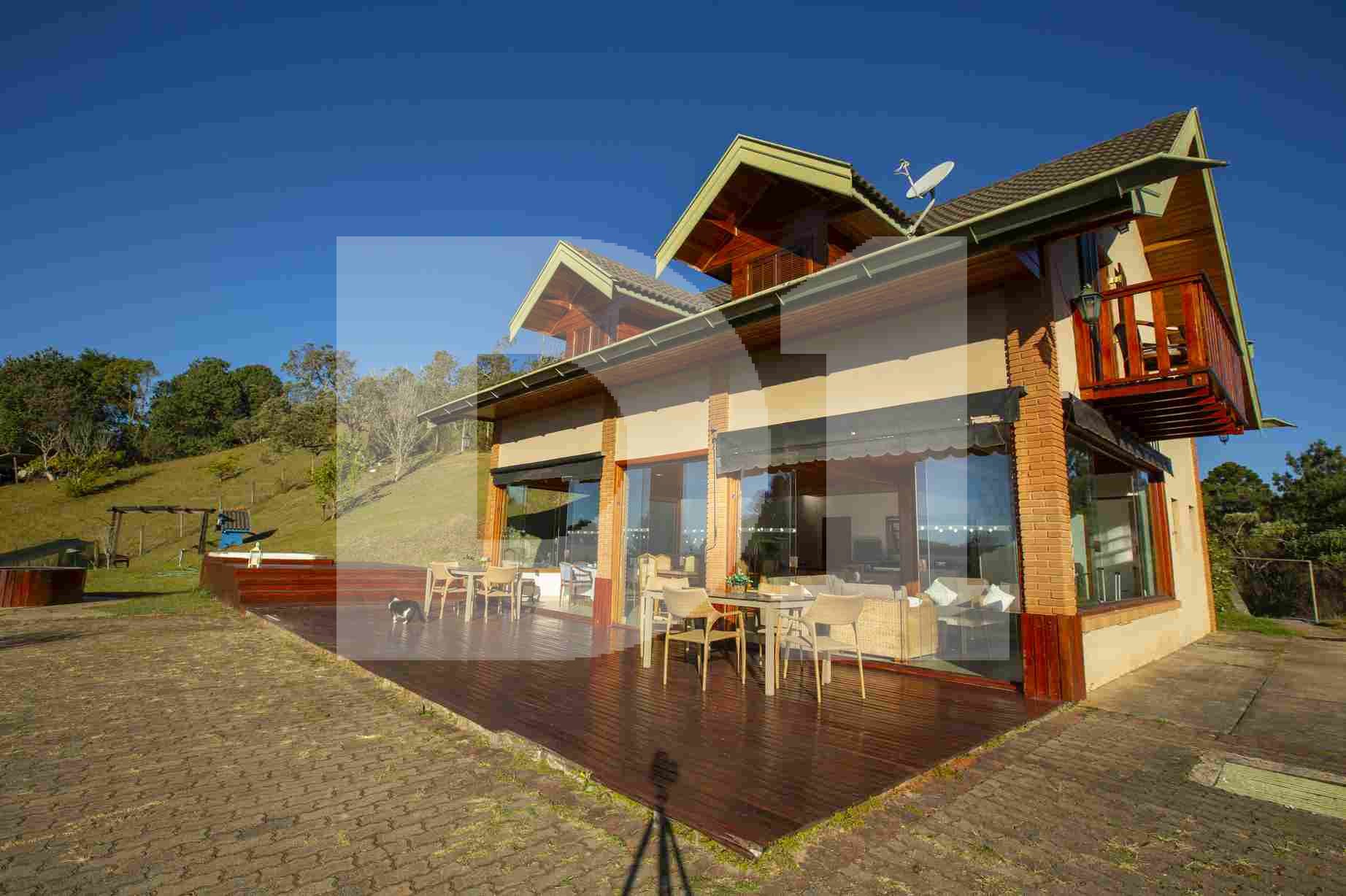 S. da Mantiqueira - Campos do Jordão/SP - Terreno c/ 3 casas de ~700 m² (a.c.) e 5.821 m² (a.t.), localizado em Campos Do Jordão - SP