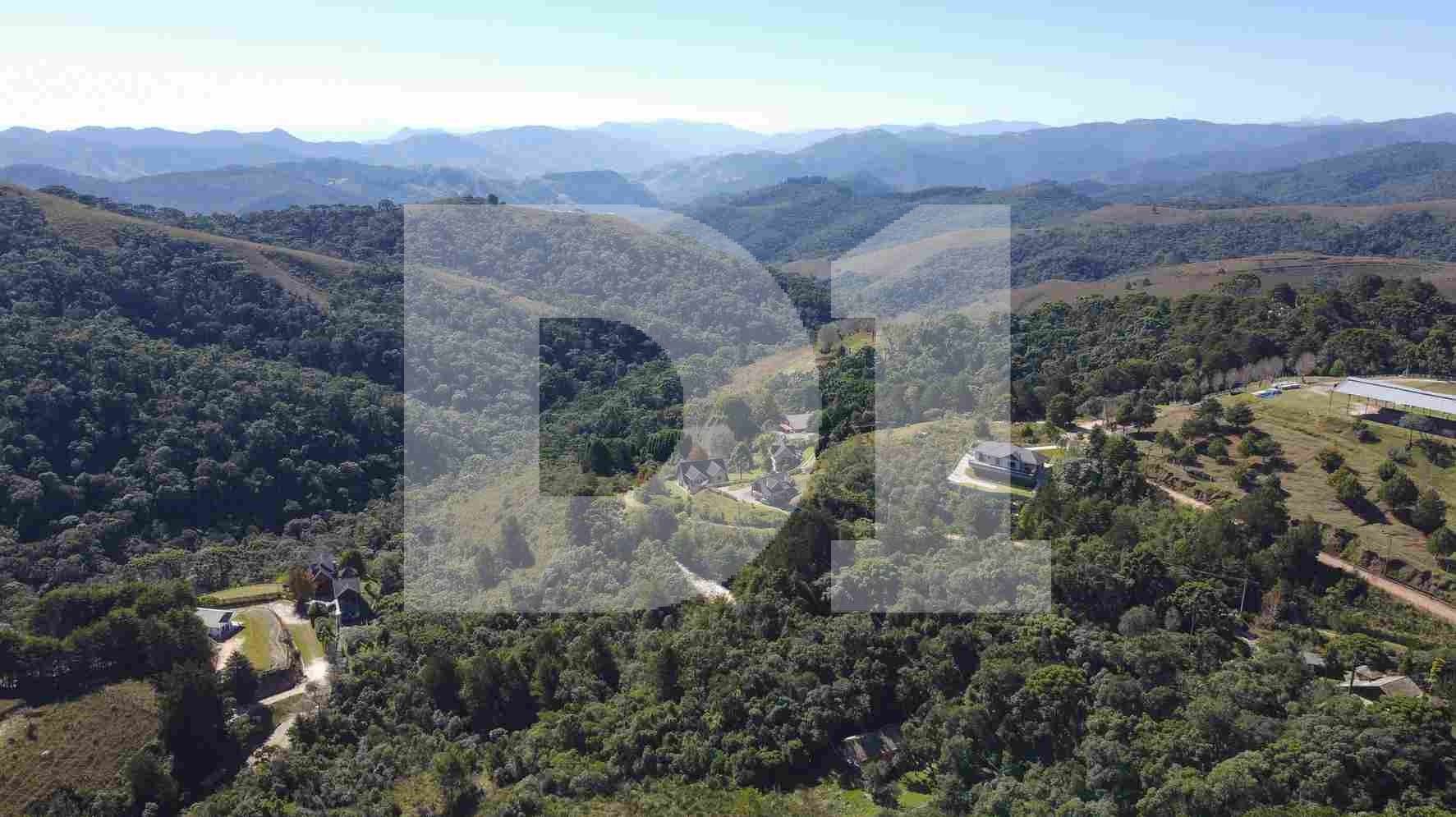 S. da Mantiqueira - Campos do Jordão/SP - Terreno c/ 3 casas de ~700 m² (a.c.) e 5.821 m² (a.t.), localizado em Campos Do Jordão - SP