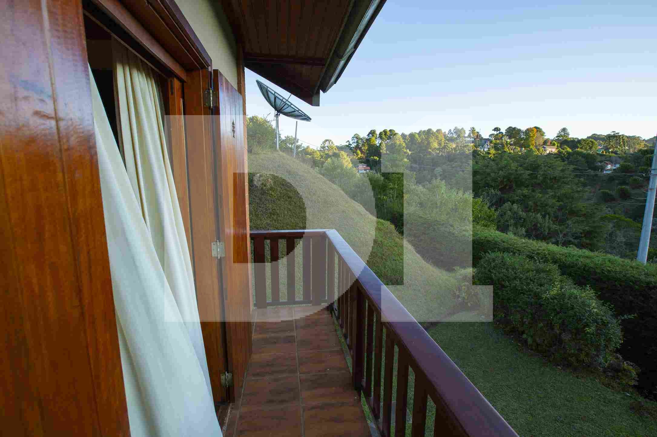 S. da Mantiqueira - Campos do Jordão/SP - Terreno c/ 3 casas de ~700 m² (a.c.) e 5.821 m² (a.t.), localizado em Campos Do Jordão - SP