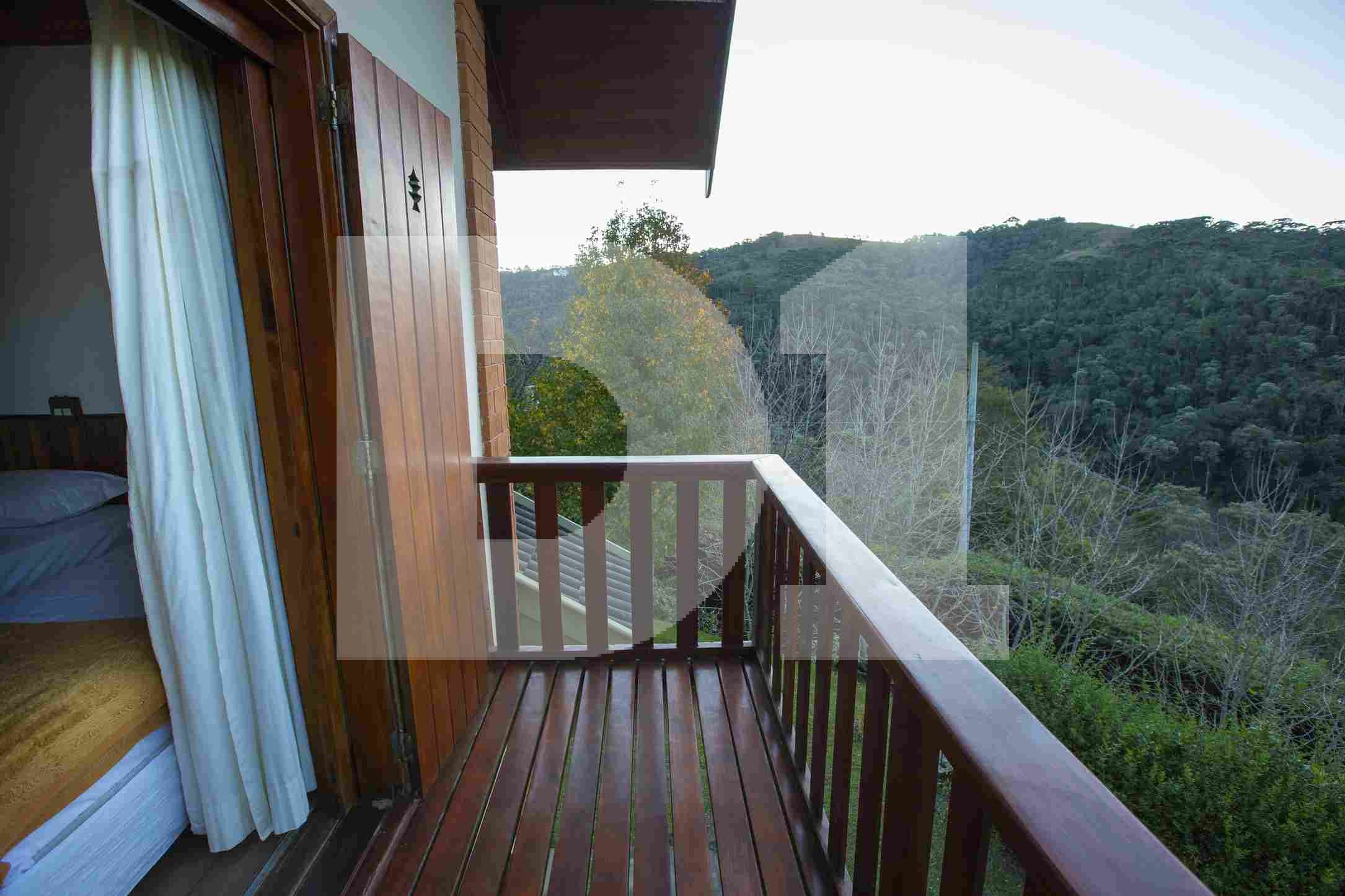S. da Mantiqueira - Campos do Jordão/SP - Terreno c/ 3 casas de ~700 m² (a.c.) e 5.821 m² (a.t.), localizado em Campos Do Jordão - SP