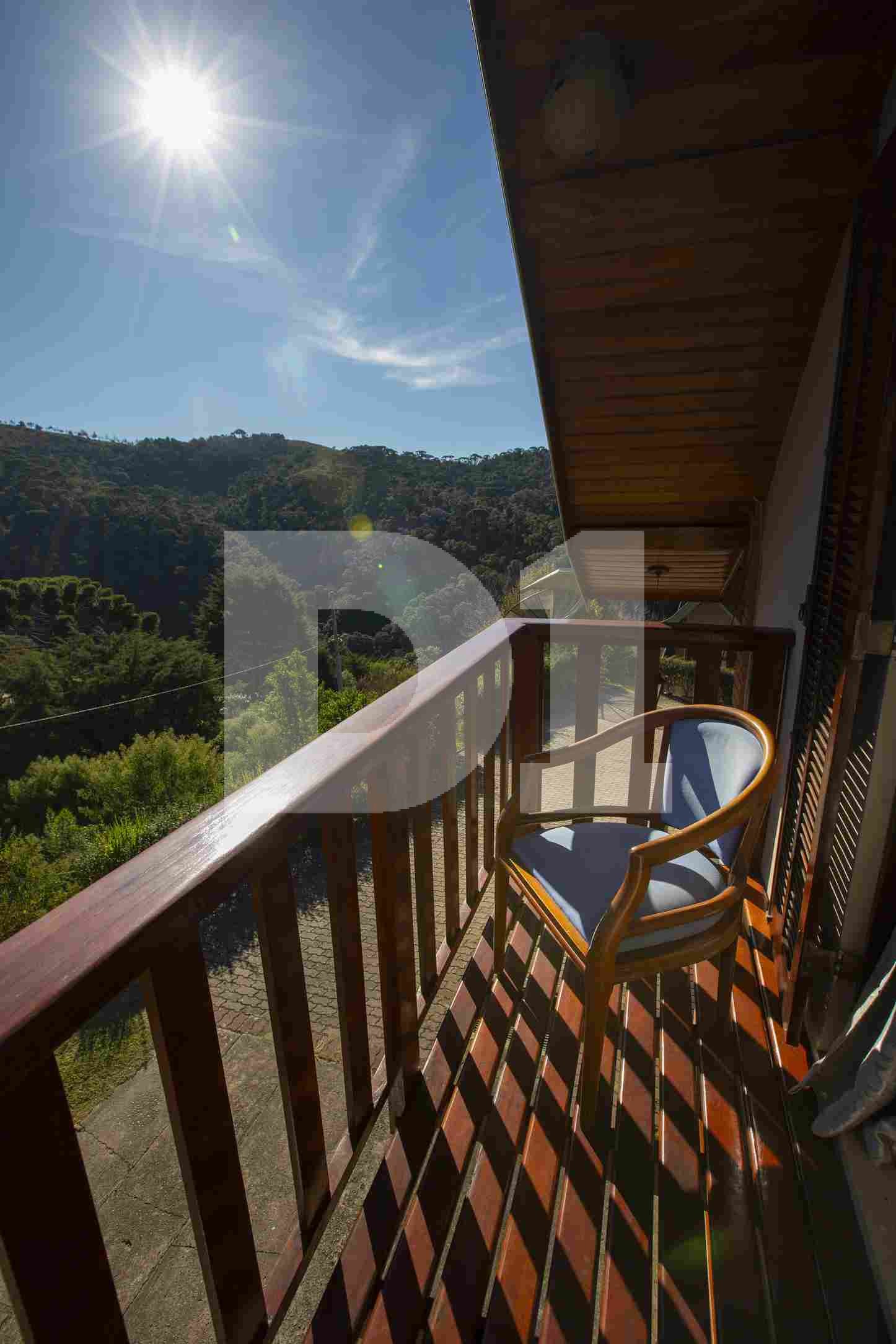 S. da Mantiqueira - Campos do Jordão/SP - Terreno c/ 3 casas de ~700 m² (a.c.) e 5.821 m² (a.t.), localizado em Campos Do Jordão - SP