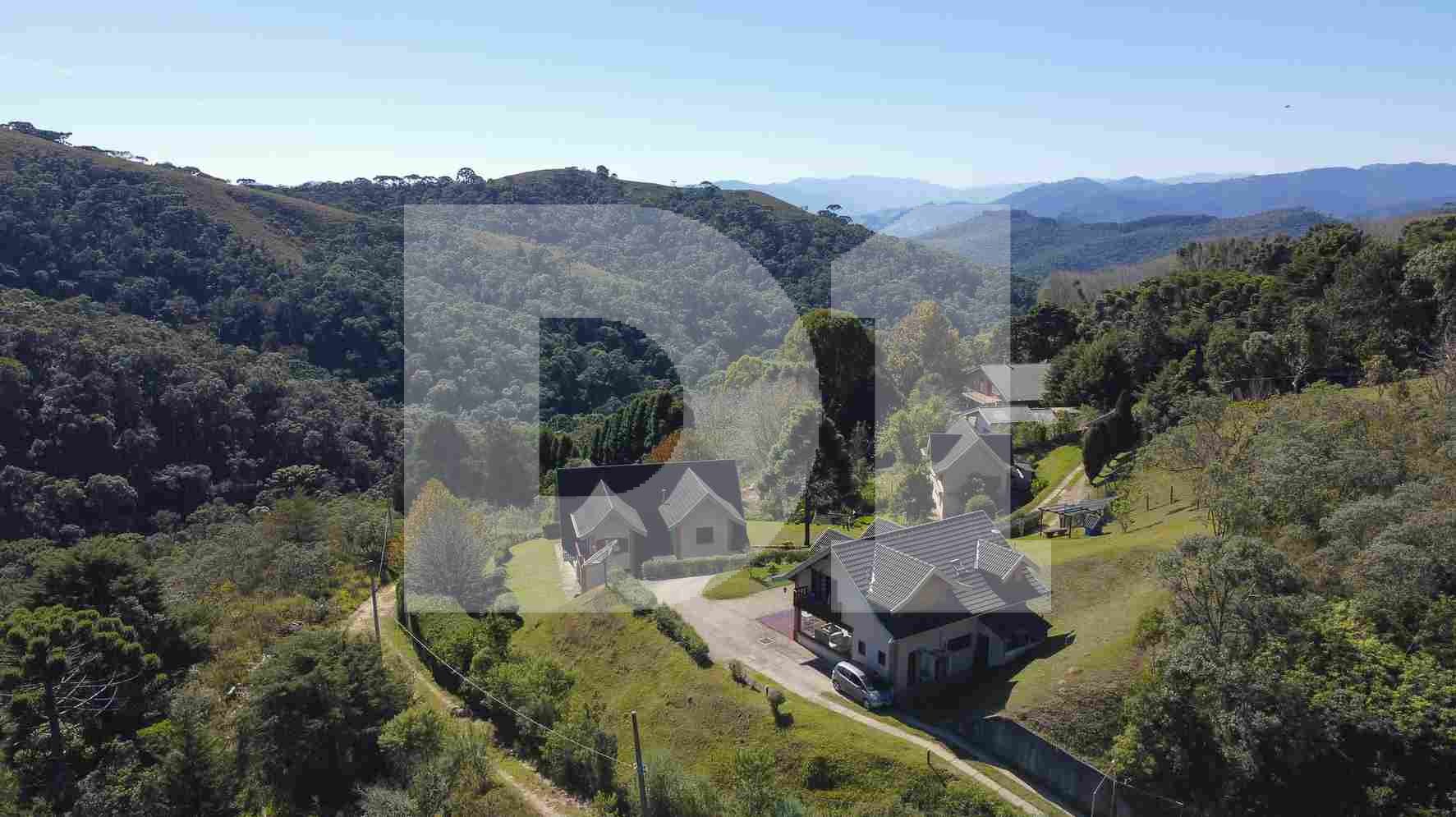 S. da Mantiqueira - Campos do Jordão/SP - Terreno c/ 3 casas de ~700 m² (a.c.) e 5.821 m² (a.t.), localizado em Campos Do Jordão - SP